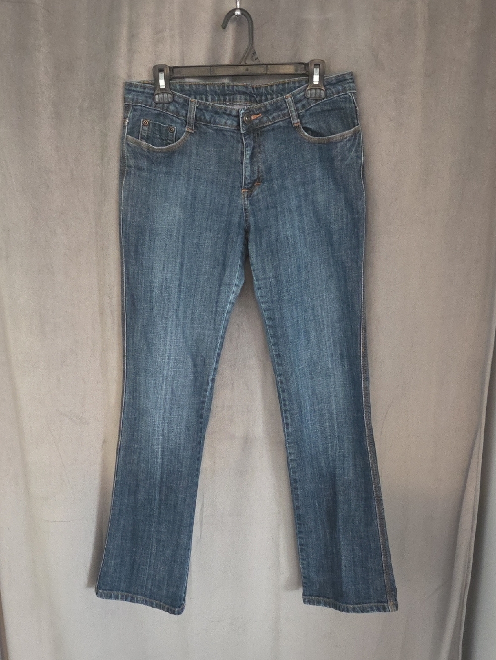 Tristan & Iseut Size 10 Classic Mid-Rise Bootcut Jeans in Medium Blue